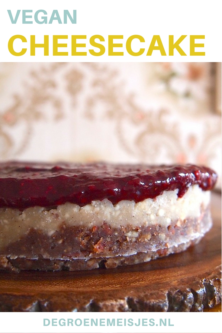 maak deze makkelijke no-bake vegan cheesecake met rood fruit en een bodem van pecan noten en dadels . Recept op de blog.