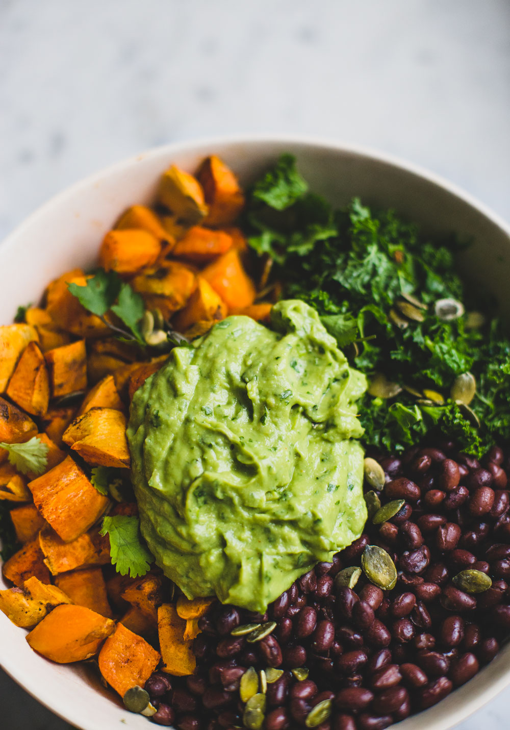 Mexicaanse boerenkoolsalade | De Groene Meisjes. Super creamy en gezond!