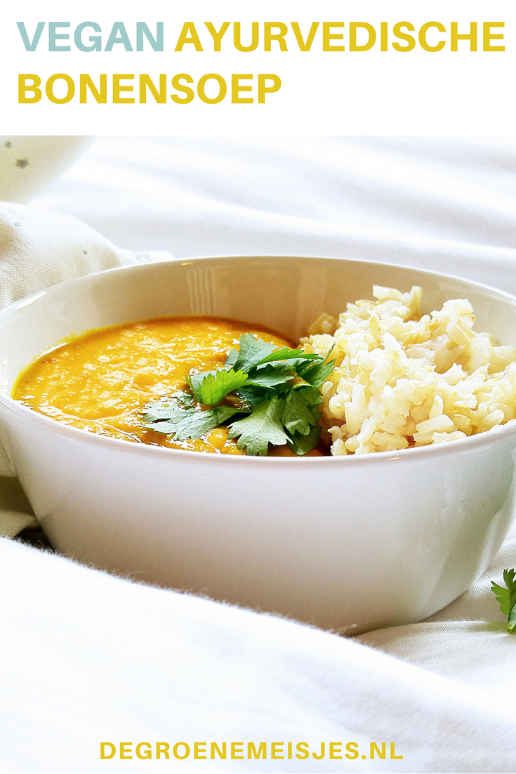 Deze ayurvedische bonensoep is niet alleen heel kleurrijk, maar ook nog eens heerlijk comfortfood. En heel makkelijk om te maken. Met o.a. witte bonen, bruine bonen, wortels, kurkuma, komijnzaad. Combineer het met bruine jasmijnrijst. Lees het recept op de blog #ayurvedisch #vegan #bonensoep 
