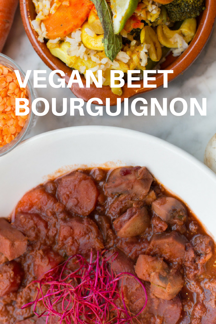 Recept voor vegan beet Bourguignon, oftewel een vegan stoofpotje met rode biet, champignons en linzen. Feestelijk winters gerecht voor o.a. kerstdiner. #vegan #biet #linzen