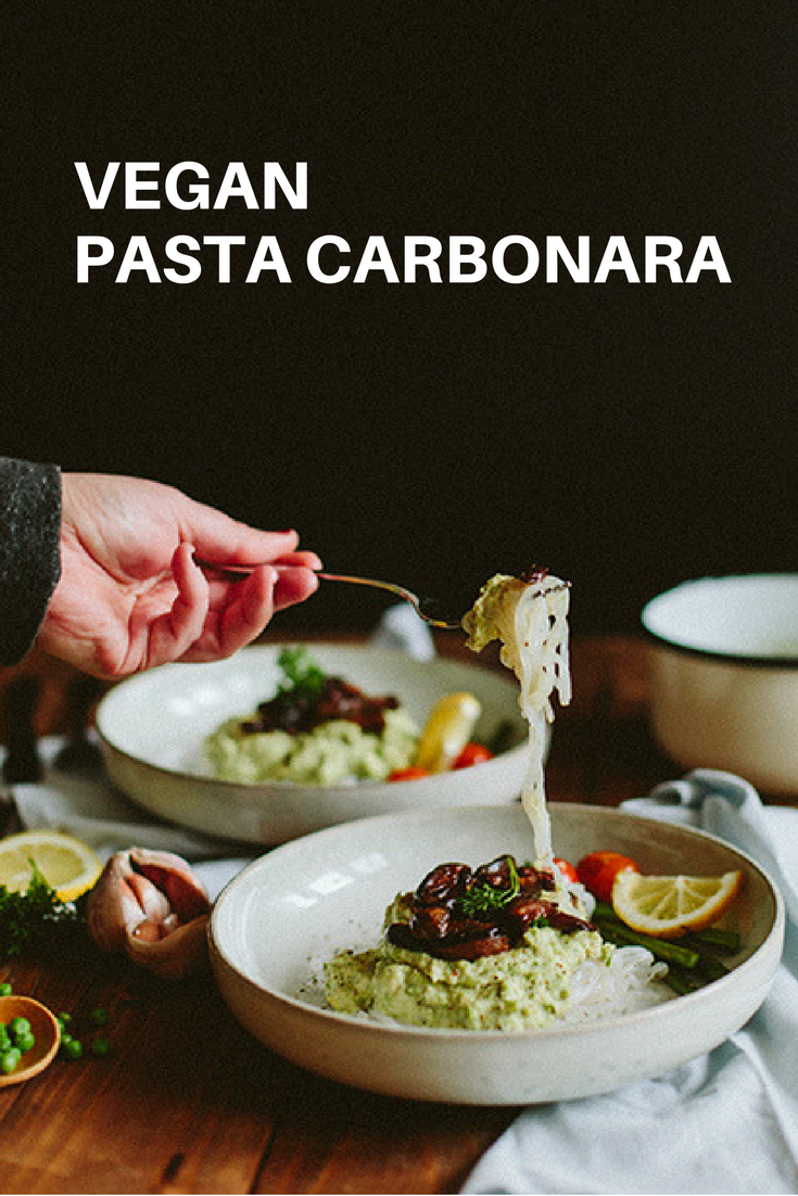 Recept voor vegan Pasta Carbonara met pasta van Slendier, gemaakt van Konjac, shiitake paddenstoelen of kastanje-champingnons, rauwe cashewnoten, tomaatjes, groene asperges, doperwten, amandelmelk, edelgist vlokken, citroen