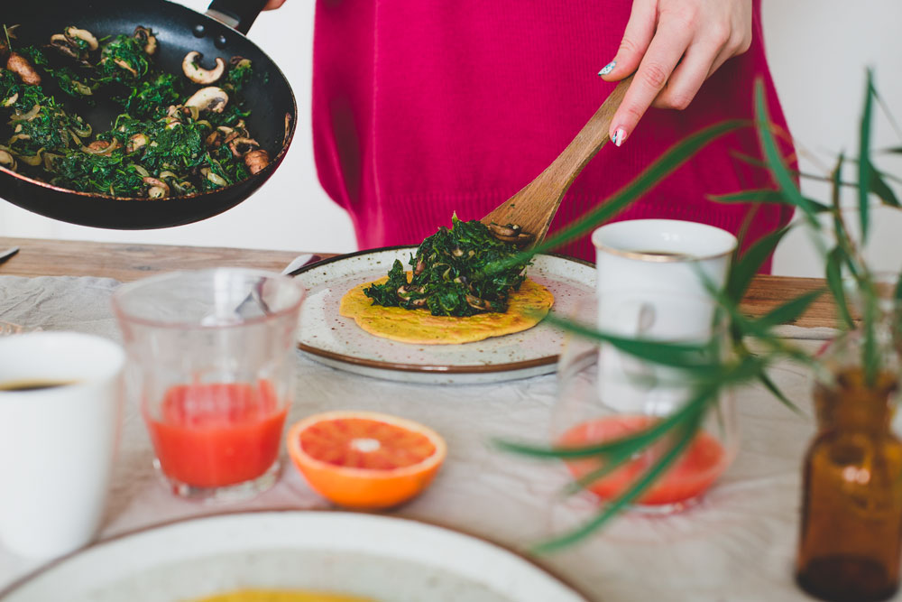Vegan Omelet met spinazie champignon vulling. Super simpel en lekker!