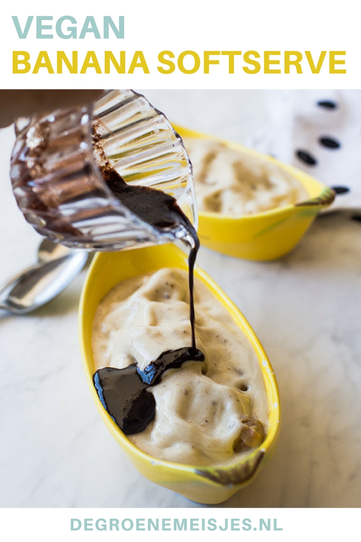 Maak dit romig bananenijs met chocolade saus en cookie dough stukjes. En uiteraard 100% vegan, banana softserve nicecream