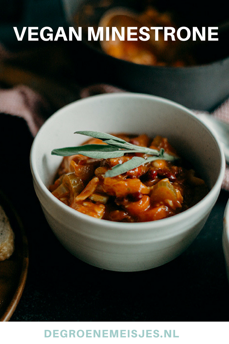 Gezond recept voor minestrone soep. Vegan basisrecept met o.a. pasta, courgette, passata, wortels, bonen en meer. #soep #minestronesoup #vegan #veganfood #veganrecipes